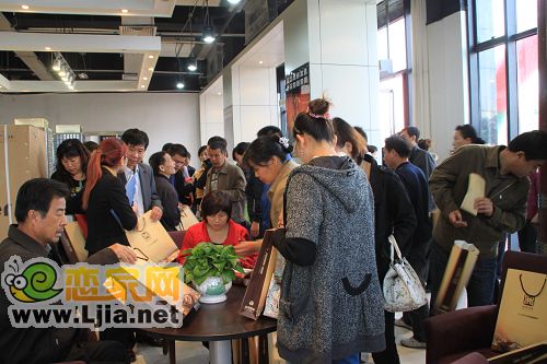售樓中心人員在忙碌的為嘉賓及看房者介紹安居義商國際