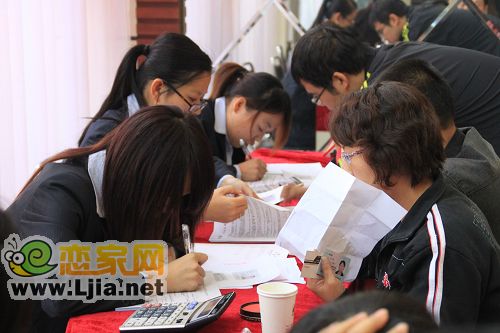 購(gòu)房者正在踴躍的簽約