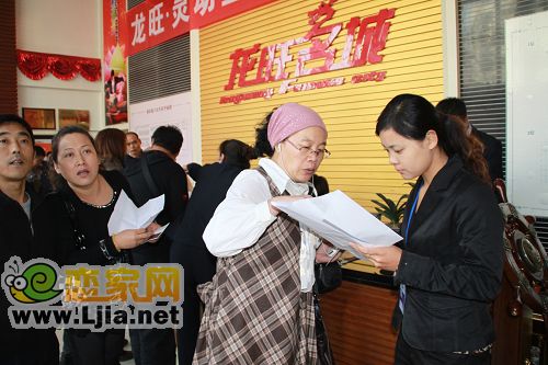 購(gòu)房者正在仔細(xì)的向銷售人員咨詢