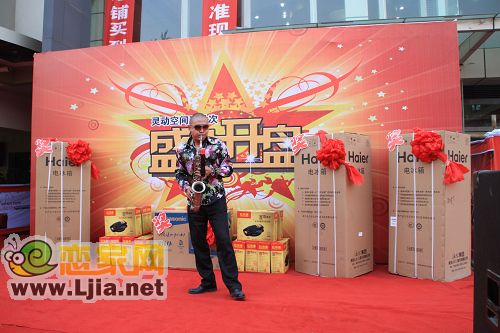 龍旺名城為大家準(zhǔn)備的精彩節(jié)目-薩克斯演奏