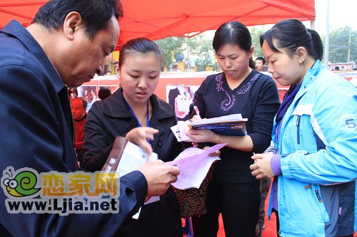 工作人員正在核對(duì)中獎(jiǎng)?wù)哔Y料