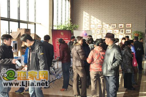 等待活動開始的業(yè)主