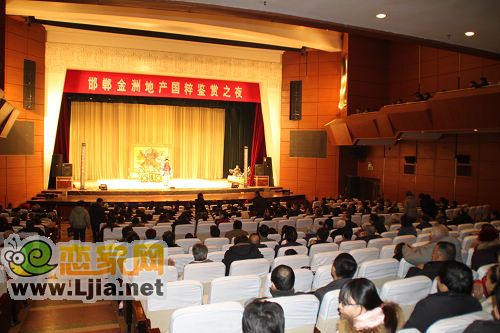 大廳坐滿了戲迷