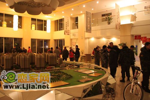 在阿爾卡迪亞售樓大廳等候比賽的騎友