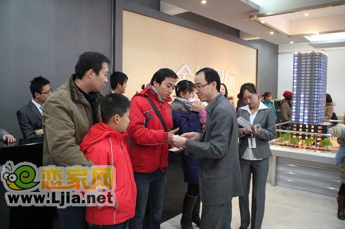 金洲國際王總為獲得者頒獎