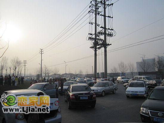 趙都新城售樓處人如潮水車如龍