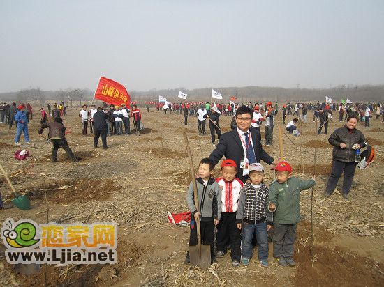 趙都新城銷售總監(jiān)馬征與小朋友們合影留念