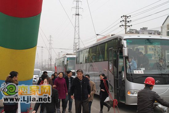 看房車(chē)到達(dá)工地門(mén)口