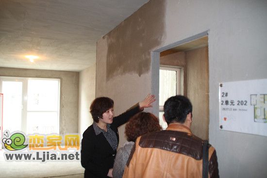 銷(xiāo)售人員為客戶(hù)解答看房中遇到的問(wèn)題