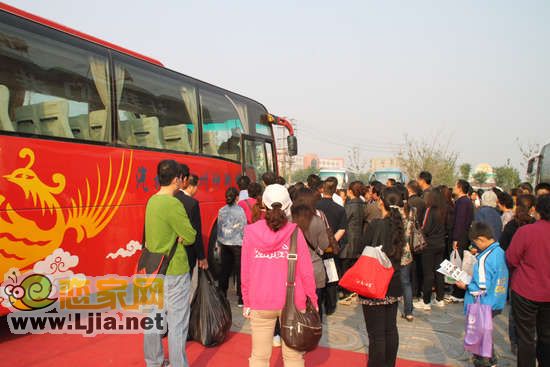 在趙都新城銷(xiāo)售中心等待上車(chē)的業(yè)主