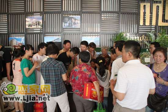活動(dòng)現(xiàn)場被業(yè)主們所包圍
