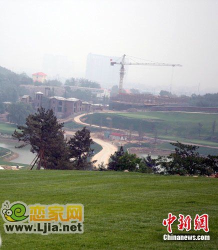 圖為依高爾夫球場而建的房產(chǎn)項目