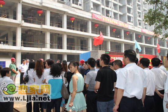 青城逸園封頂儀式現(xiàn)場