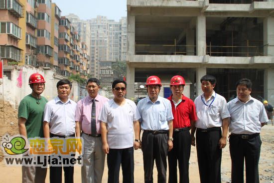 青城逸園相關領導在項目工地前合影