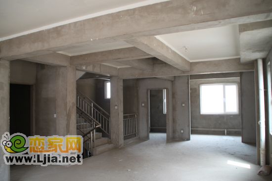 下層別墅二層客廳實(shí)拍