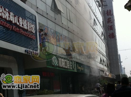 服務(wù)員正在順著窗口逃生