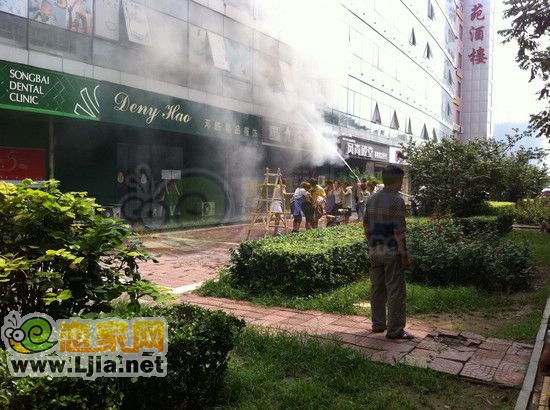 消防員正在用水槍滅火