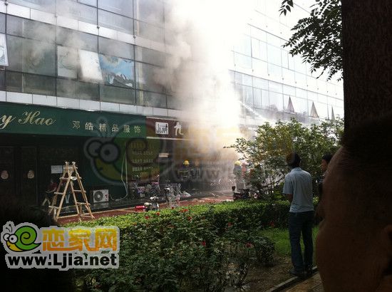 消防員正在用水槍滅火
