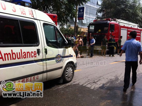 有被救人員被抬下準(zhǔn)備上救護(hù)車