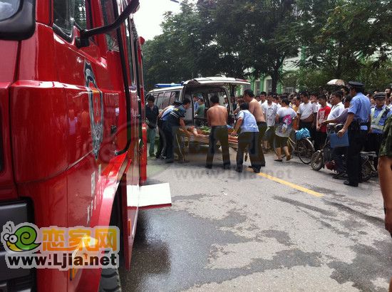 傷者已經(jīng)被抬上救護(hù)車