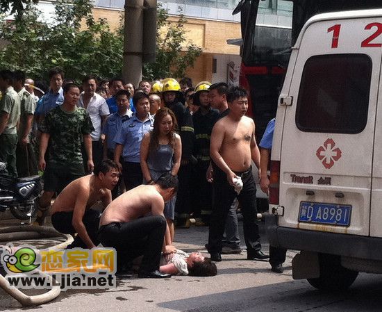 正在為受傷的人員做簡單治療