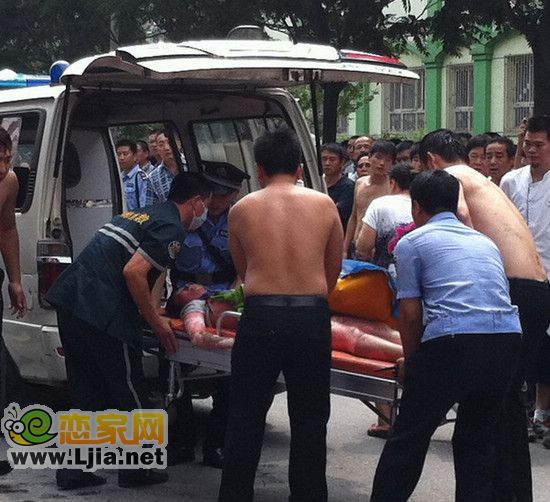 傷者被送上救護(hù)車