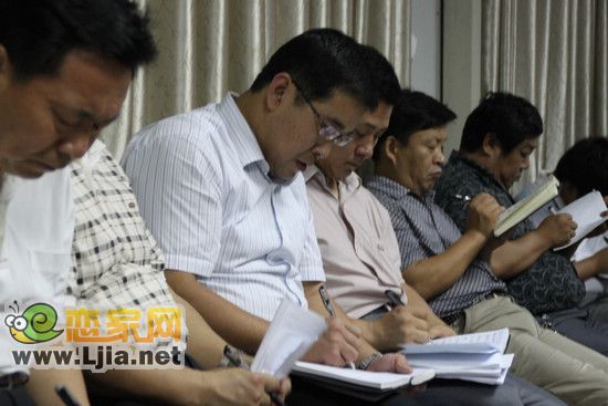 趙都新城總經(jīng)理焦振剛正在聆聽并記錄會議內(nèi)容