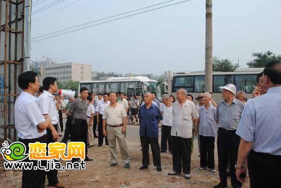 邯山區(qū)相關(guān)領(lǐng)導(dǎo)正在視察天悅名苑