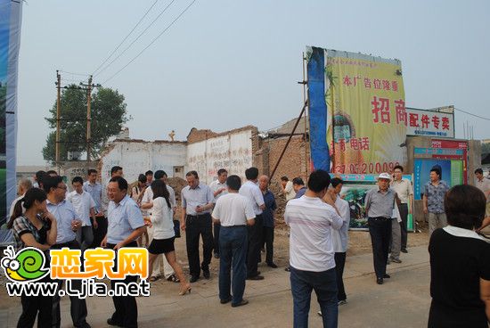 邯山區(qū)相關(guān)領(lǐng)導(dǎo)正在視察天悅名苑