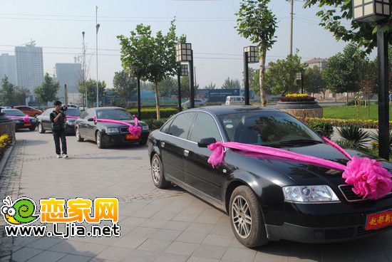 奔馳轎車緩緩的駛向了趙都新城銷售中心