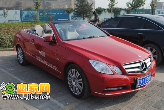 由情訂奇緣提供的奔馳婚車