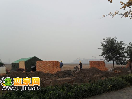 御景江山城項目正在建圍檔