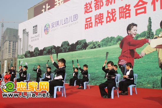 安琪爾幼兒園帶來的節(jié)目青花瓷