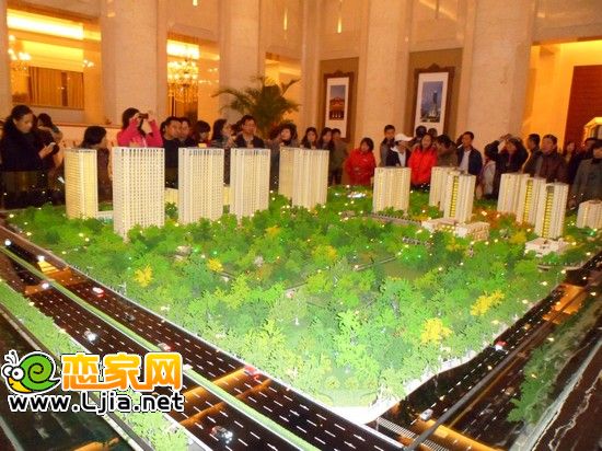 參觀金茂府的沙盤(pán)