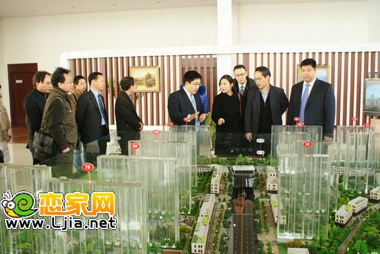 金永烈總裁在現(xiàn)代家園展示中心視察工作
