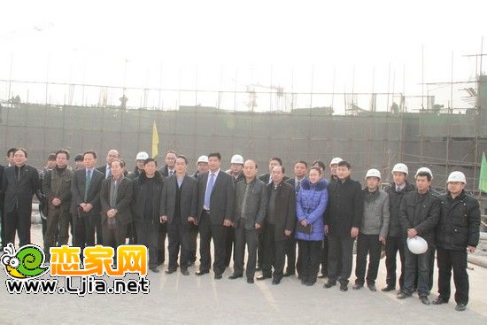 金永烈先生與工作人員在汽貿(mào)城項(xiàng)目現(xiàn)場(chǎng)合影留念