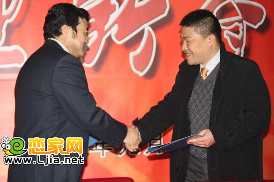 現代國際汽貿城總經理陳鈞與攝影家協會領導握手合作