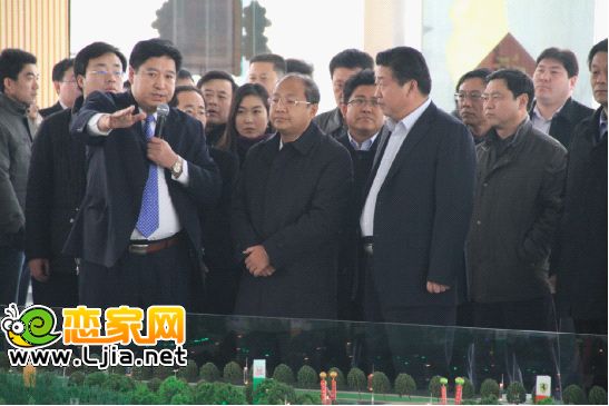 現(xiàn)代（邯鄲）集團執(zhí)行總經(jīng)理朱軍向視察講解沙盤