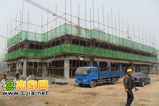 龍鼎國際項(xiàng)目內(nèi)的二十三中學(xué)施工現(xiàn)場