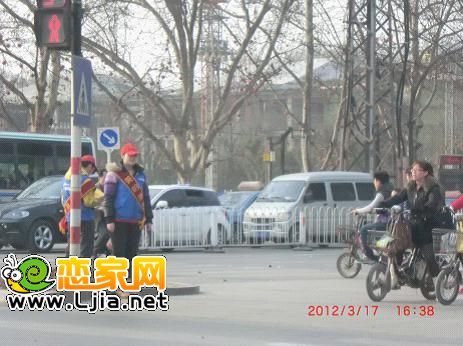 志愿者在維護(hù)交通秩序