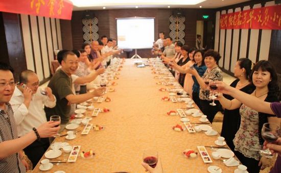 江城地產(chǎn)冷餐會大家舉杯慶祝