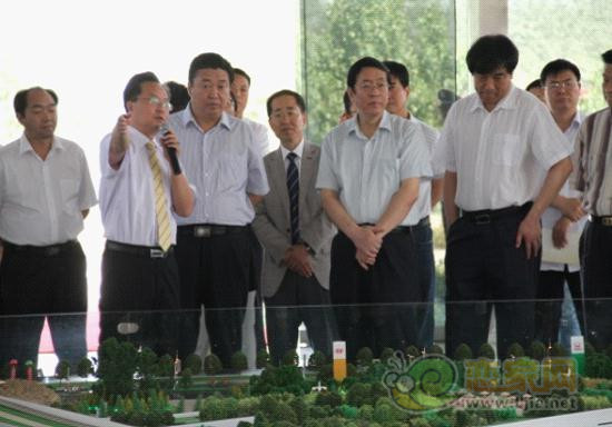 李東先生介紹公司概況、現(xiàn)代國(guó)際汽貿(mào)城項(xiàng)目建設(shè)及運(yùn)營(yíng)情況