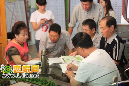 青城置業(yè)要總向溫商介紹商鋪情況