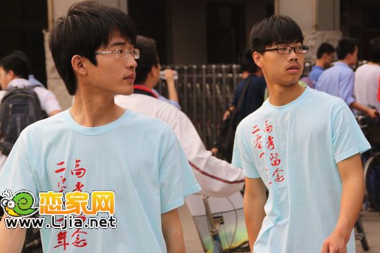 身著2012高考文化衫的同學(xué)從鏡頭前走過(guò)
