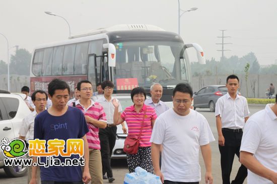 50多位準(zhǔn)業(yè)主及教職工代表參加了開工儀式