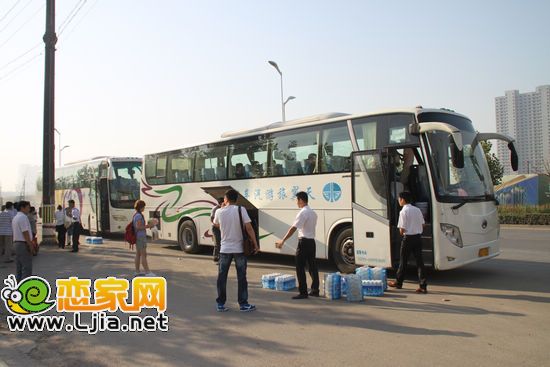 準(zhǔn)備出發(fā)，趙都新城銷售中心門前集合