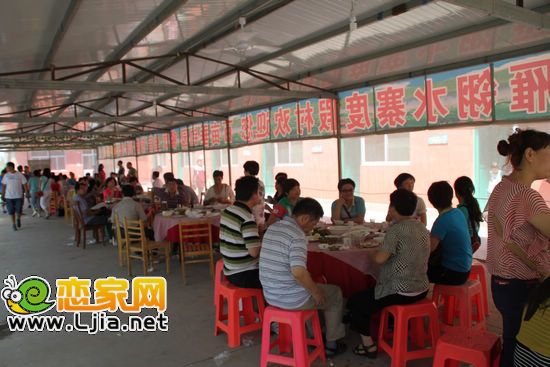 業(yè)主正在用餐