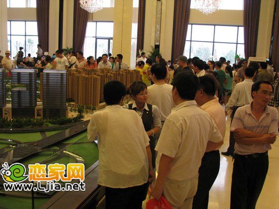 置業(yè)顧問(wèn)向客戶詳細(xì)介紹項(xiàng)目情況
