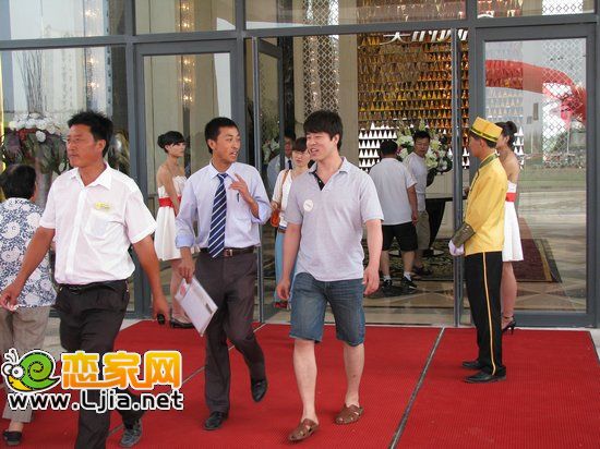 置業(yè)顧問陪同客戶參觀樣板房