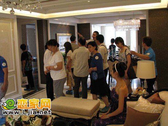 銷售經(jīng)理樣板房現(xiàn)場講解產(chǎn)品信息